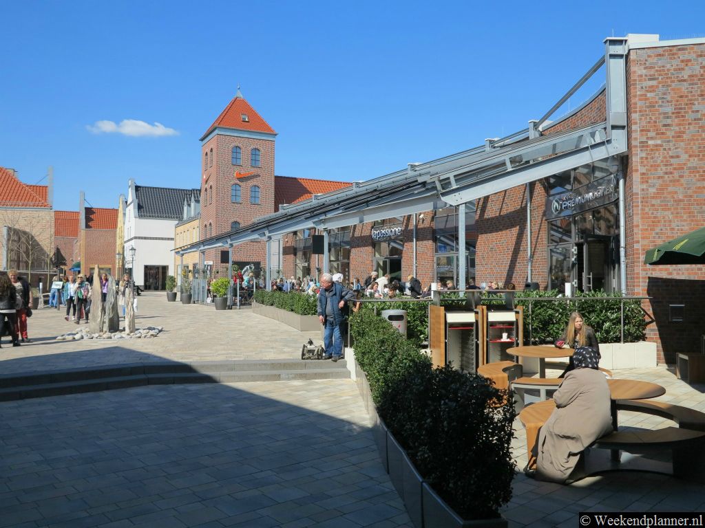 Op de pleinen in Factory Outlet Centrum (FOC) zijn de restaurants met een terras.